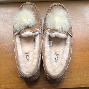 UGG AUSTRALIA Dakota Water Resistant Suede Pompom Slippers , Size: Women's US 9